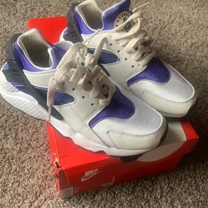 Nike haurache. Size 8 women’s. Worn once — great condition.